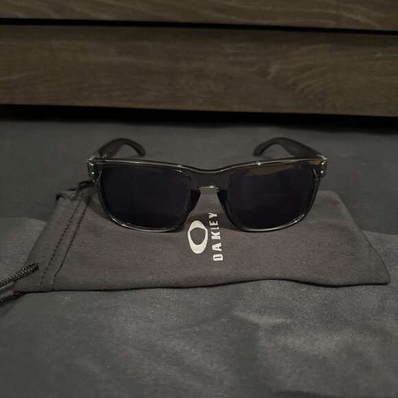 Oakley Holbrook Smoke Gray Polished Mens Sunglasses 9102 Black Lenses - Picture 7 of 8